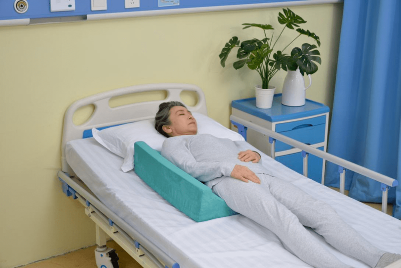 老年护理：家庭照顾与专业机构的双重关注